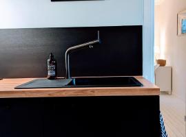 Rotes Småland - Haus, Schweden, ideal für Familien, See in der Nähe，位于Silverdalen的酒店