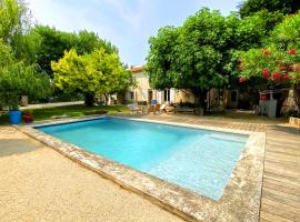 Grande maison, 5 chambres, piscine à 5 min d'Arles，位于富尔克的酒店