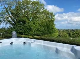 Carrick Beg Self Catering Holiday Accommodation with Hot Tub，位于Sulby的带按摩浴缸的酒店