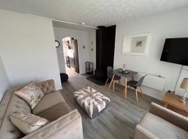 Dog Friendly Beachside Cottage No11 Kessingland with private parking，位于凯辛兰的酒店