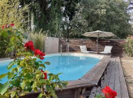 Location saisonnière avec piscine et terrasse au pied du luberon，位于洛里的酒店