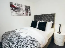 #142 Wildhay By DerBnB, Cosy 1 Bedroom Apartment, Wi-Fi, Netflix & Free Parking Near Toyota & JCB Headquarters