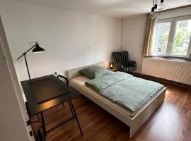 Einfaches Haus mit Privatzimmern und Gemeinschaftsräumen