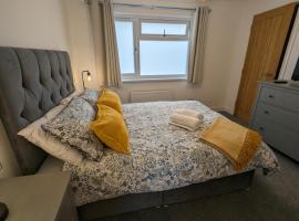 Chy Lowen Private rooms with kitchen, dining room and garden access close to Eden Project & beaches，位于Saint Blazey的旅馆