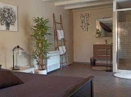 Auberge Les Voûtes - Hôtel Restaurant à Lanas en Ardèche，位于Lanas的酒店