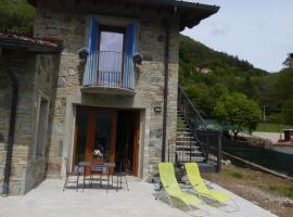 Giardino tra i laghi，位于圣费德勒&middot;因特尔维的带泳池的酒店