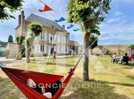 La Demeure de Margot - 24 couchages，位于Villeneuve-sur-Yonne的酒店