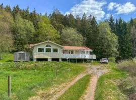 Beautiful Home In Henn With Kitchen