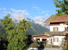 Pfeiffer Alm am Sonnenhang mit Blick auf die Zugspitze，位于加尔米施-帕滕基兴的酒店