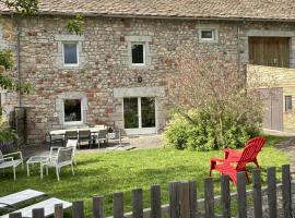 Lozère St Alban Aubrac Margeride gîte 4 étoiles 8 personnes au calme près nature，位于Saint-Alban-sur-Limagnole的酒店