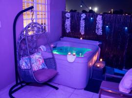 Private Jacuzzi Oasis with Mountain Views and FREE Parking，位于梅塞迪塔斯机场 - PSE附近的酒店