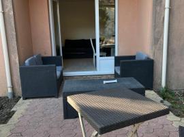 Appartement avec place de parking privé et jardin，位于Beaumont-sur-Oise的酒店