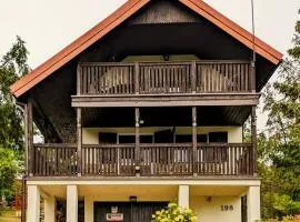 Różany Ogród - dom pod lasem, z widokiem na jezioro i kominkiem, rowery, łódka, rowerek wodny