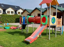 Błękitna Fala Domki Letniskowe，位于萨比诺瓦的酒店