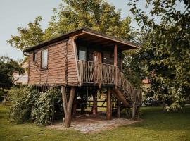 Treehouse Drevesna hiška Štrkovo gnezdo Ranč Jureš，位于柳托梅尔的豪华帐篷营地