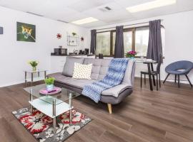 Modern 1BR Condo - Chinatown Near Little Italy，位于渥太华的酒店