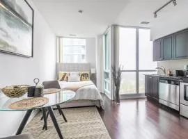 Stunning Top Floor Lake View Studio Near CN Tower