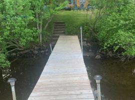 Adirondack Waterfront Cabin Upper Hudson Tributary，位于Lake Luzerne的酒店