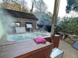 The hot tub by the waterfall - facilities included，位于Lower Foxdale的酒店