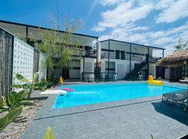 Penguin Villa Resort & Bistro，位于拉差汶里的酒店