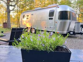 Glamping Guesthouse - Airstream Experience，位于Sackets Harbor的露营地