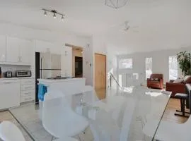 Cozy home with hot tub near airport