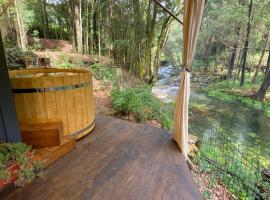 Wild Glamping Portugal with hot tub to relax in Viana do Castelo，位于维亚纳堡的豪华帐篷