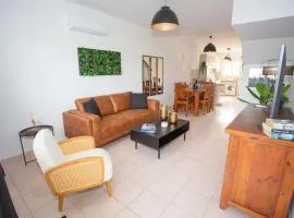 estéa - Olympia's SkyView Townhouse with a Pool