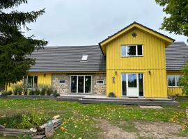 Muhu Kulla Saadu puhkemaja mere ääres，位于Raugi的带按摩浴缸的酒店