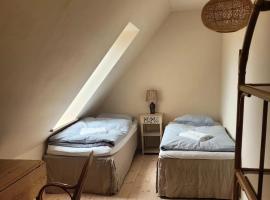Atma Guesthouse - cozy and simple farmhouse bed & breakfast，位于马斯塔尔的酒店