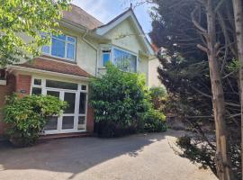 Rooms to stay in beautiful house in sunny Bournemouth，位于伯恩茅斯的民宿