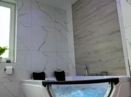 Apartament z wanną z hydromasażem