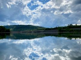 Tidal Tranquility, waterfront and trails，位于Waweig的乡间豪华旅馆