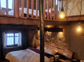 Kathkuni Duplex Studio Suite at ART Village Naggar，位于纳加尔的酒店