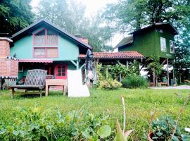 Tree house Ramona & Fairytale wooden house by Ljubljana，位于格罗苏普列的酒店