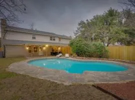 Heart of Dallas - Mansion with Backyard Pool Oasis