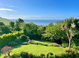 Stunning Charmouth Property with Bay views!，位于查茅斯的酒店