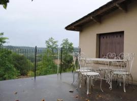 Maison chaleureuse en Pays-de-Belvès avec terrasse et jardin，位于贝尔韦的酒店