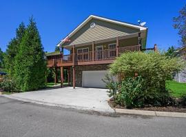Tennessee Time Out - Entire Cottage Hot Tub, Creek, No Steep Roads，位于鸽子谷的酒店