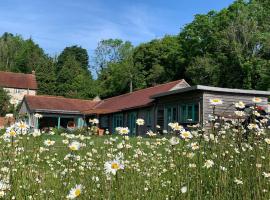 South Downs Way Eco House near Goodwood, Witterings beach, Petersfield, Midhurst, Chichester，位于彼得斯菲尔德的酒店