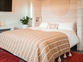 Funboard Room includes King Bed and Mini Kitchenette，位于斯廷森海滩波利纳斯博物馆附近的酒店