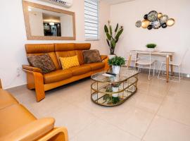 Spacious Retreat with Private Jacuzzi and Terrace，位于庞塞的酒店