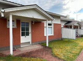 Rivitalokaksio 52m2 Sauna, Autokatospaikka, Pyykinpesukone, Ilmastointi，位于塞伊奈约基的酒店