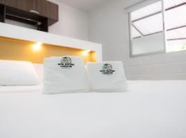 Hotel Boutique Campestre，位于弗洛伦西亚的带按摩浴缸的酒店