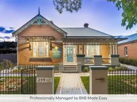 Blue Door Apartment 2 - CBD, Heritage, Ideal for Work