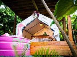 El Yunque Glamping River View at Casa Parcha，位于Naguabo的酒店