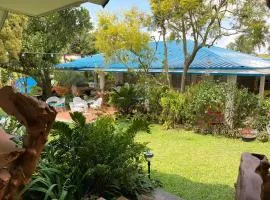 Vacation Garden Home with kiddie pool, central aircon, Netflix, billiards, table tennis and karaoke