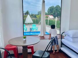 Tiny House & Pool 4 pax 3 mins Merang Jetty，位于士兆的带泳池的酒店