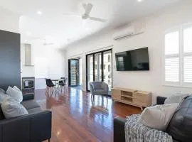 Largs Oasis, Beach and Jetty views - Free wine
