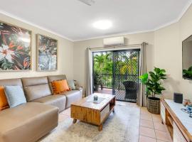 Portobello Place - A Tropical Poolside Getaway，位于Cairns North的公寓